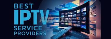 Gezin kijkt samen tv met behulp van een IPTV box in een gezellige woonkamer