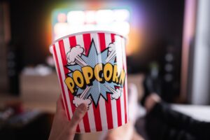 Romantische filmavond met kaarsen en popcorn