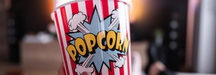 Romantische filmavond met kaarsen en popcorn