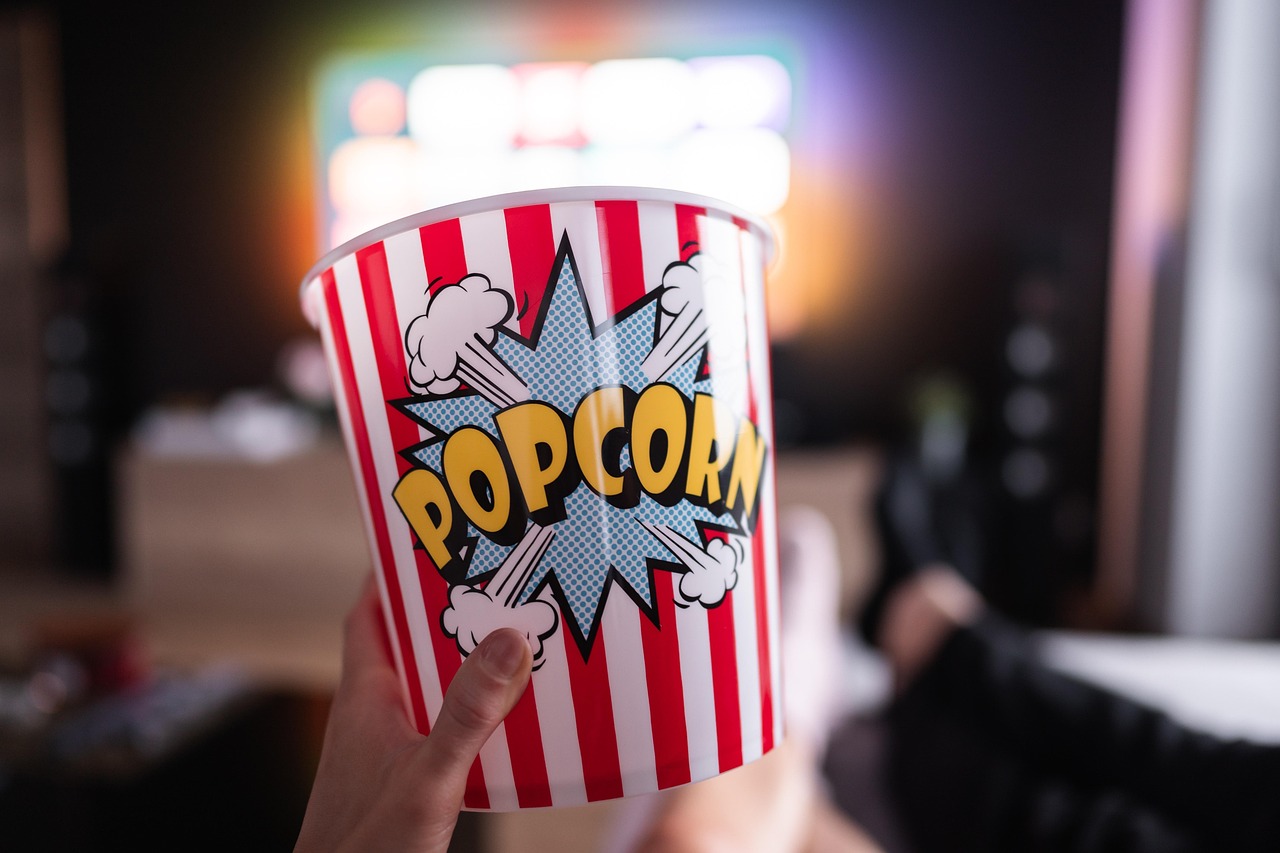 Romantische filmavond met kaarsen en popcorn