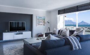 Futuristische woonkamer met IPTV en VR-bril.